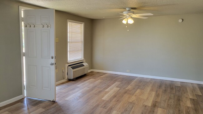 Building Photo - Fully Updated 2/1 Home Available May 2026