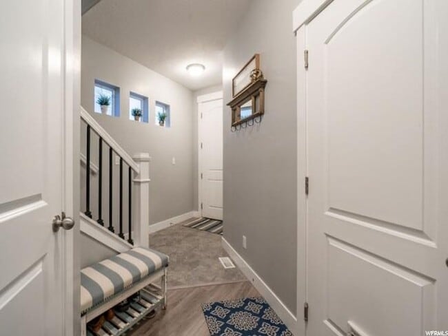 Building Photo - 132 W Silver Springs Dr