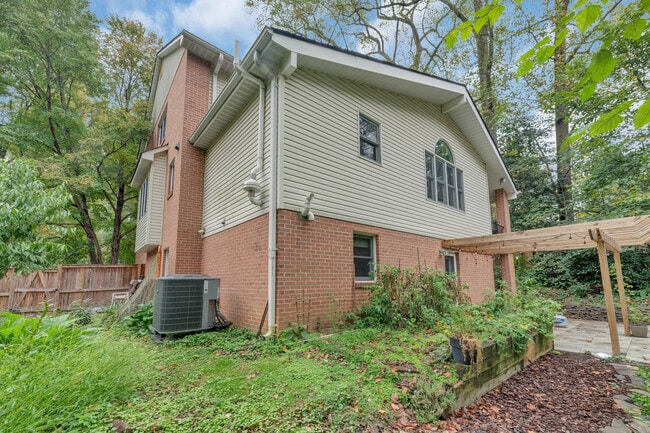 Building Photo - 1202 Edgevale Rd