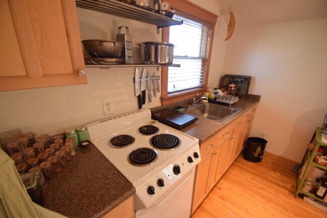 Building Photo - Hyde Park Tiny Home/Garage Apartment