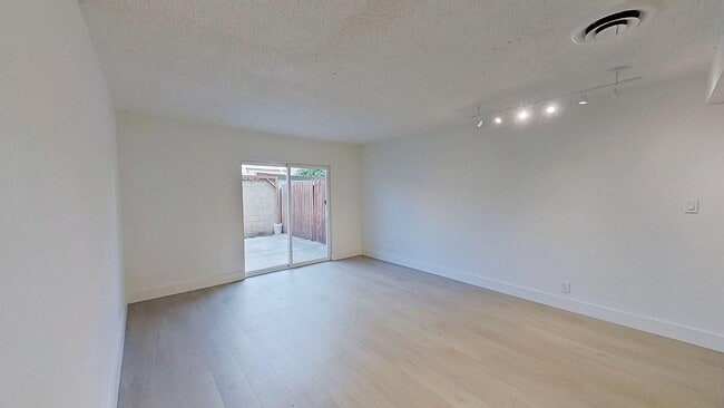 Interior Photo - 437-443 W Valencia Dr