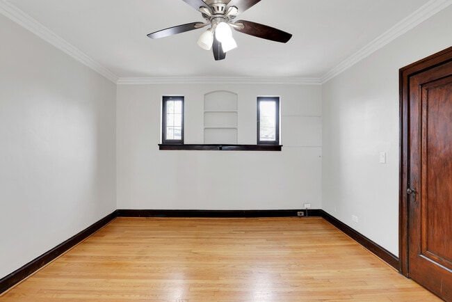 Building Photo - 5544 W Leland Ave