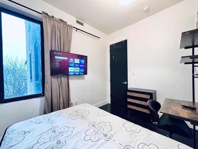 Building Photo - Furnished room/NOT APARTMENT