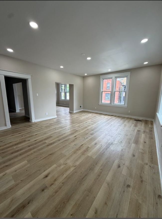 Foto del edificio - Giant, Newly Renovated Home in New Kensington!