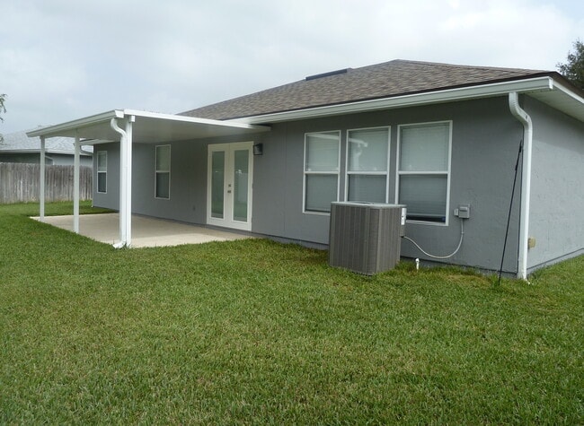 Building Photo - 9152 Redtail Dr