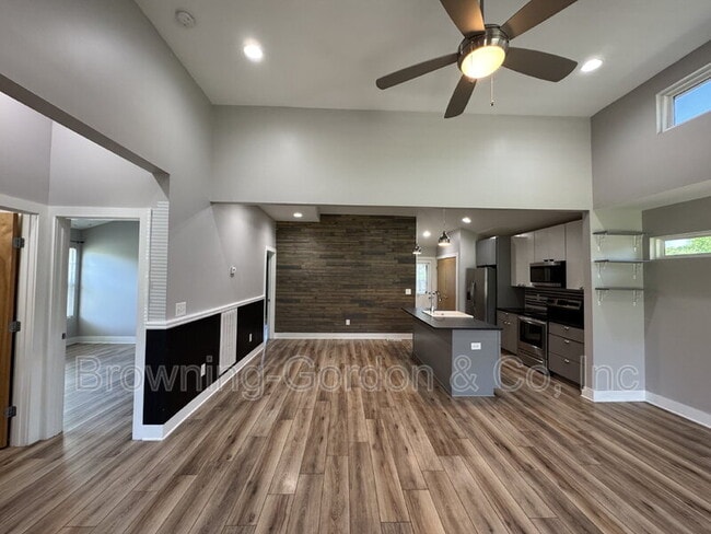 Building Photo - 204 Hodge Cir