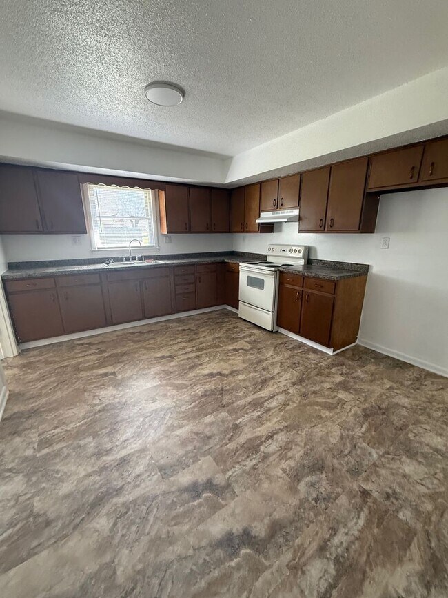 Foto del edificio - 104-104 N Birchwood Dr