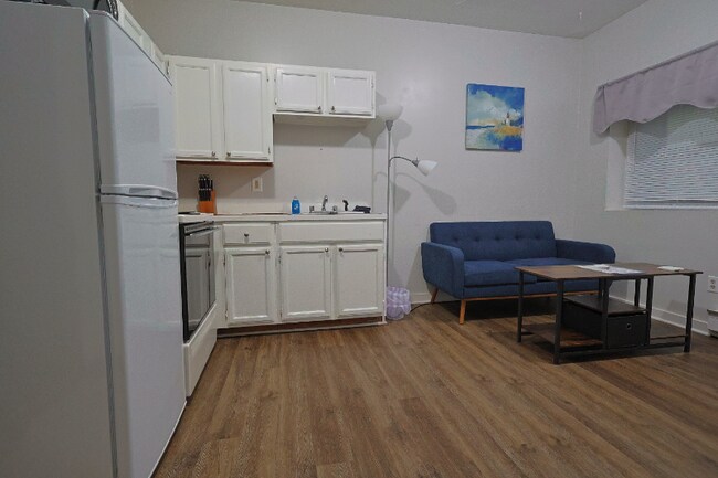 Building Photo - 2 Cambridge Lane