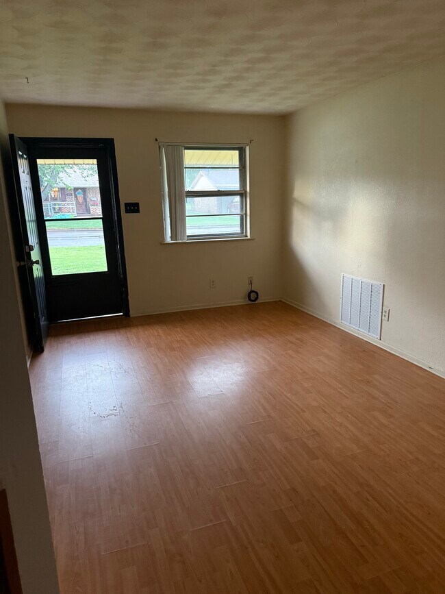 Foto del edificio - 613 W Rebecca Ave