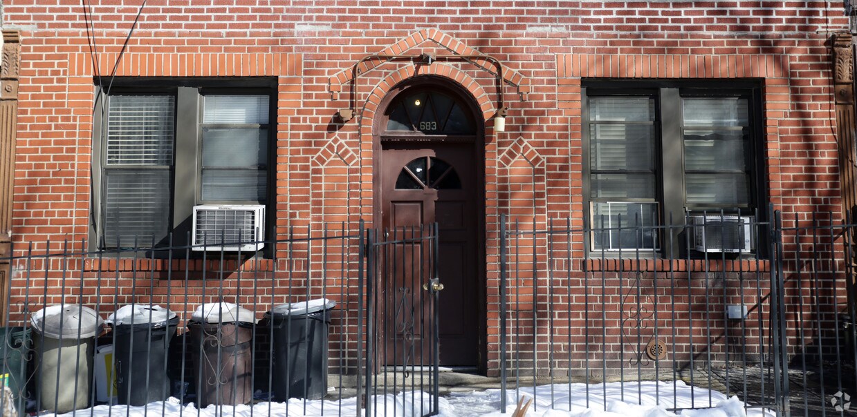 Building Photo - 683 Union St