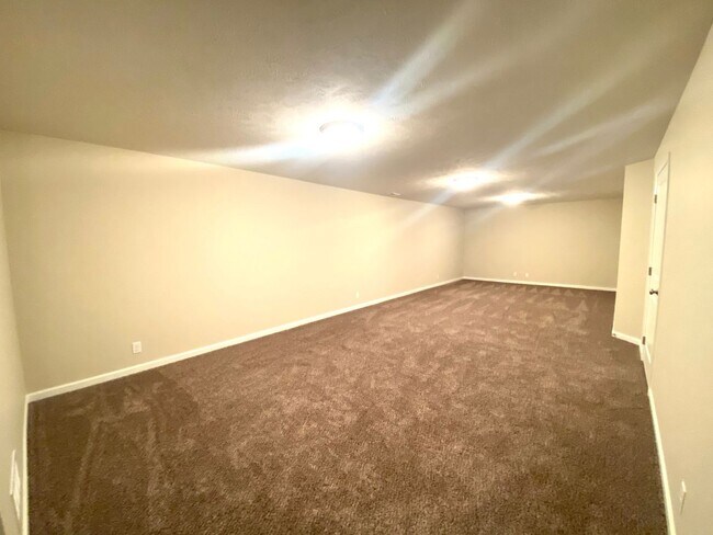 Building Photo - Newly Built 4 Bedroom and 3 Bathroom Duple...