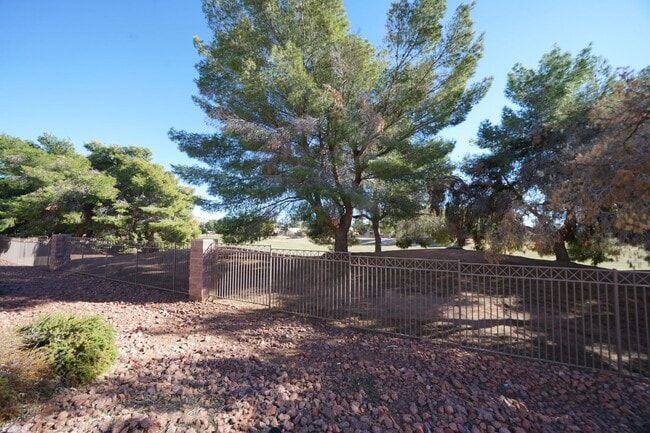 Building Photo - SHOWINGS AVAILABLE NOW