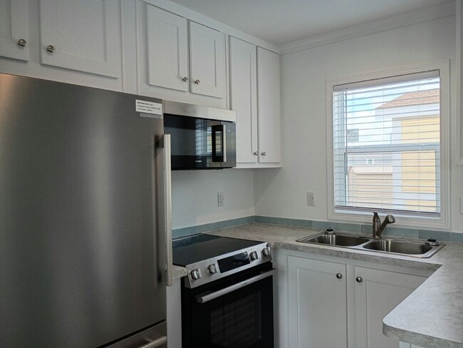Building Photo - 38 Lily Dr