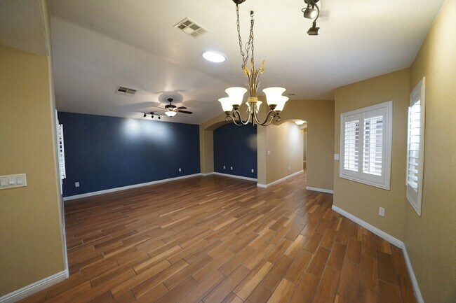 Foto del edificio - SHOWINGS AVAILABLE NOW