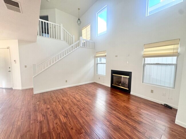 Foto del edificio - Beautiful 3-Bedroom Home in Gated Woodbrid...