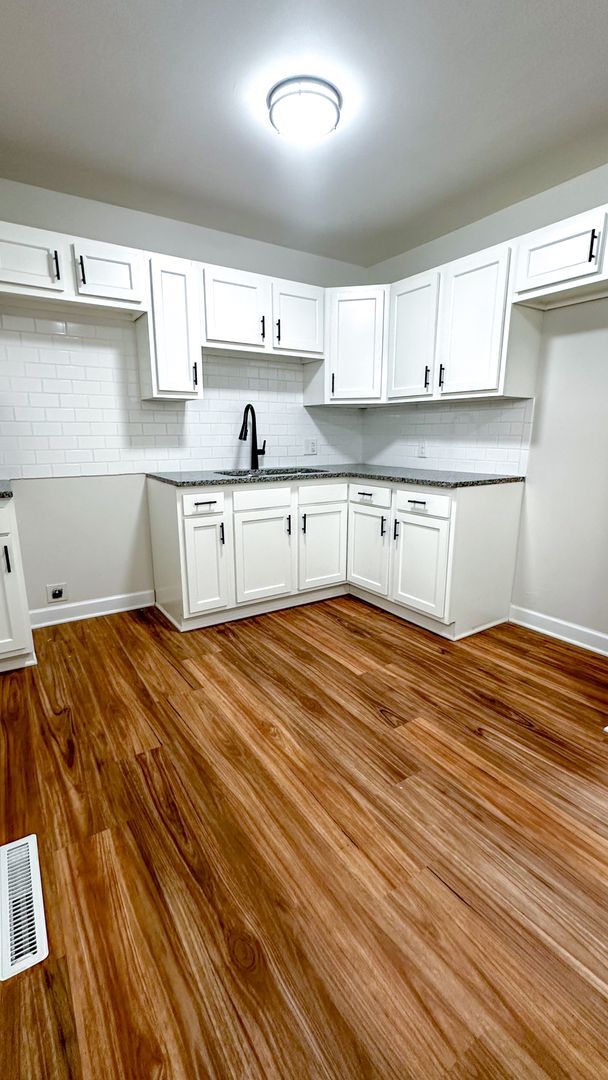 Building Photo - Spacious 4-Bed and 1.5 Bath for Rent! $174...