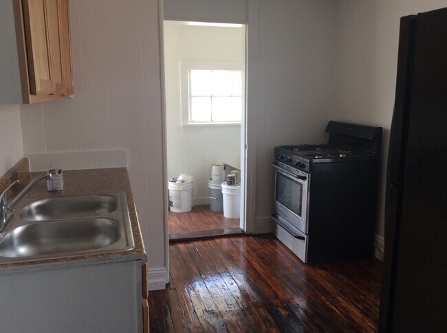 Foto del edificio - 3 Bedroom 1 Bath 2nd/3rd Floor Apartment-York City SD