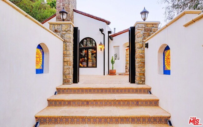 Foto del edificio - 2570 Nichols Canyon Rd