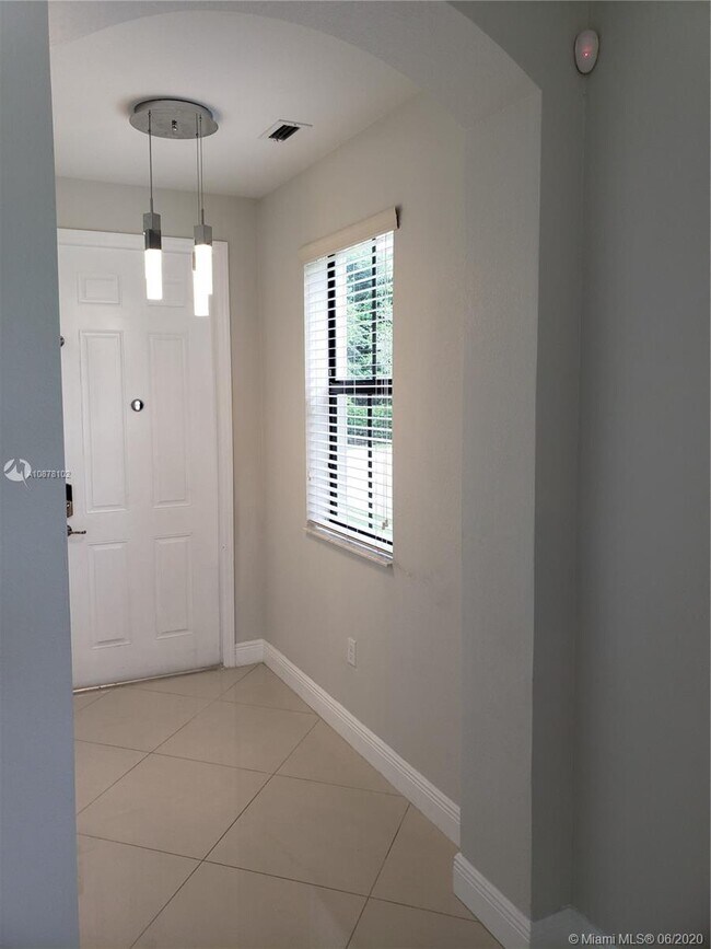 Foto del edificio - 12350 N Village Cir