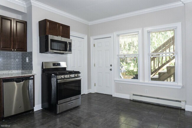 Foto del edificio - 2 br, 1 bath House - 101 Chelsea St 1