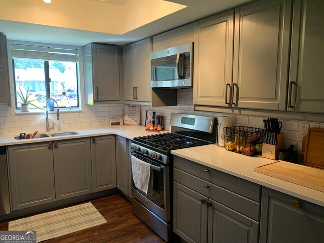 Foto del edificio - 2032 Powers Ferry Trce SE