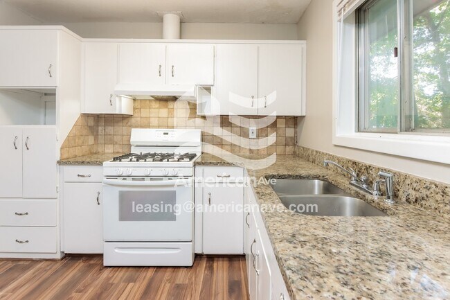 Building Photo - 939 Rosewood Dr