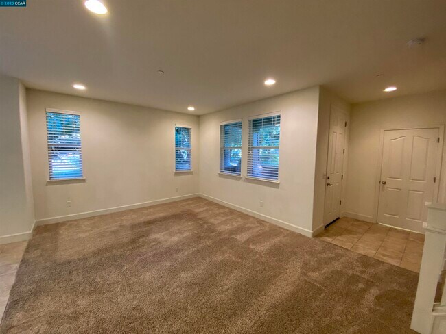 Building Photo - 702 El Paseo Cir
