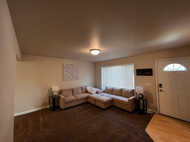 Building Photo - FURNISHED 3 bed home!