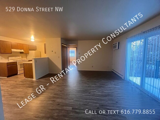 Building Photo - Spacious Two Bedroom Upper Apartment with ...