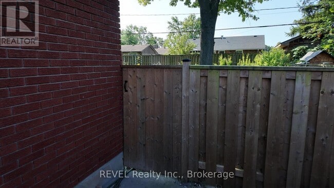 Building Photo - 12 Glendale Dr