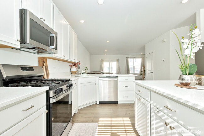 Building Photo - 1004 Neubauer Circle