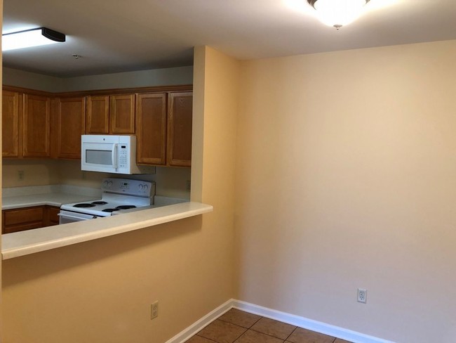 Building Photo - 2 BR 2 BA Apartment - Near MTSU