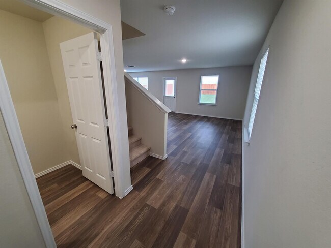 Building Photo - 743 Retama Pass