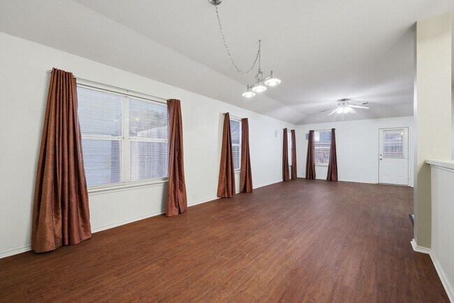 Foto del edificio - ***APPLICATION CURRENTLY UNDER REVIEW***Well-Maintained One-Story in Woodthorn Subdivision