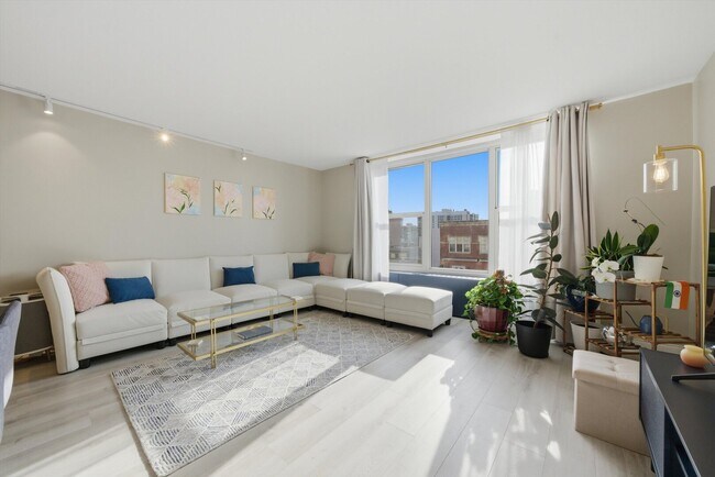 Foto del edificio - 1325 N State Pkwy