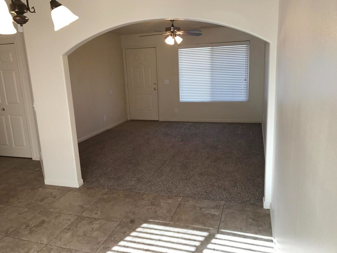 Building Photo - 3 Bedroom 2 bathroom apartment in great lo...