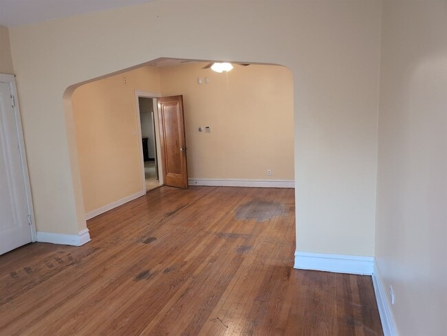 Building Photo - 5622 N Mango Ave