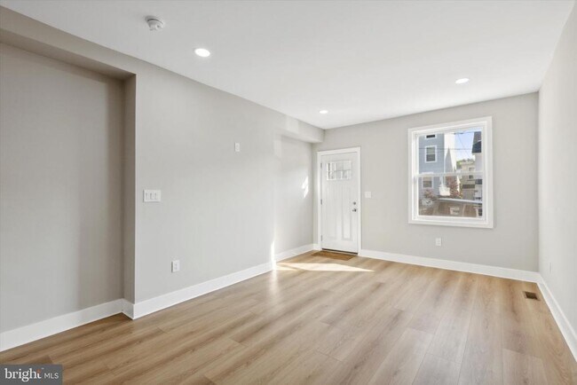 Foto del edificio - 247 E 6th Ave