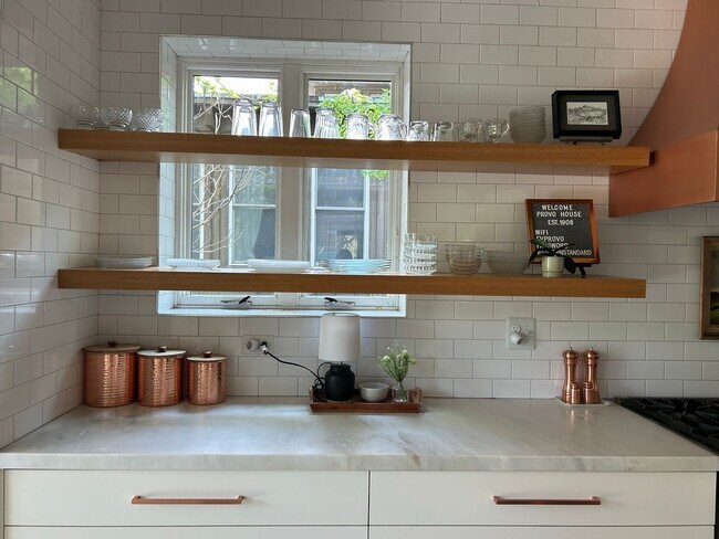 Foto del edificio - 6 Bed/2.5 Bathroom house in Provo!