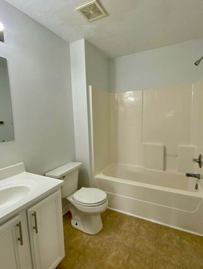 Foto del edificio - Three or four bedroom 2 1/2 bath in Antioch