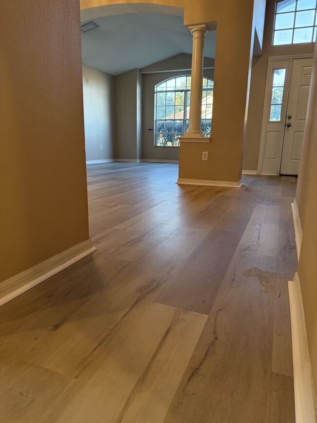 Entrada espaciosa con sala de estar al frente - 24220 Denali Ct