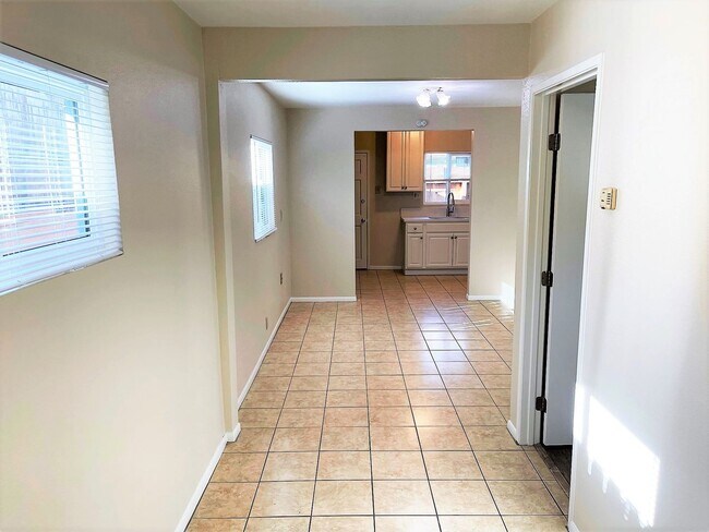 Building Photo - Newly Refreshed Single Family Home with Ov...