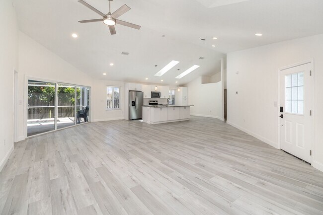 Building Photo - Beautiful Pool Home only Blocks from the Ocean!