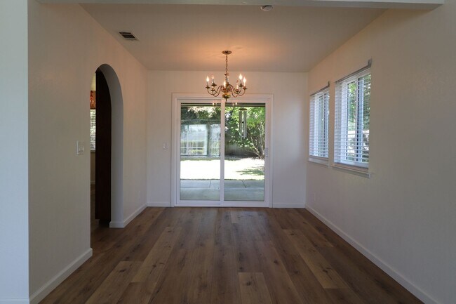 Building Photo - Recently Refreshed Single Story Home in Ga...