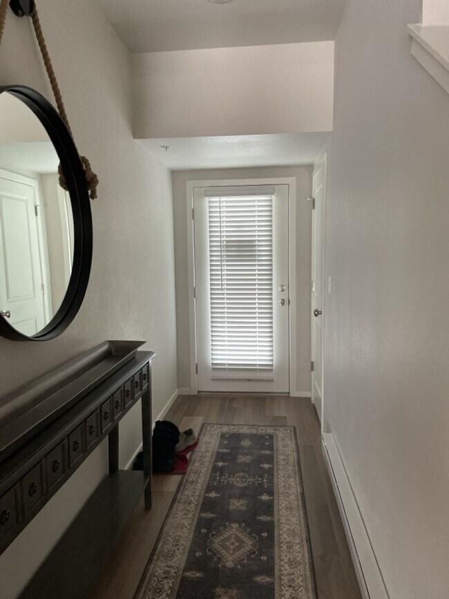 Foto del edificio - Newer 2 Bed / 2 Bath 2nd Floor Condo w/ 2 Car Garage