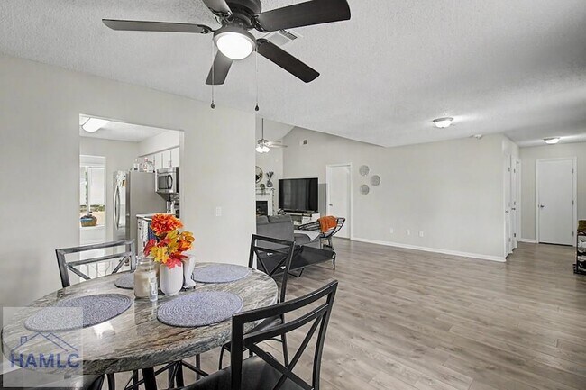 Foto del edificio - 703 Woods Ct