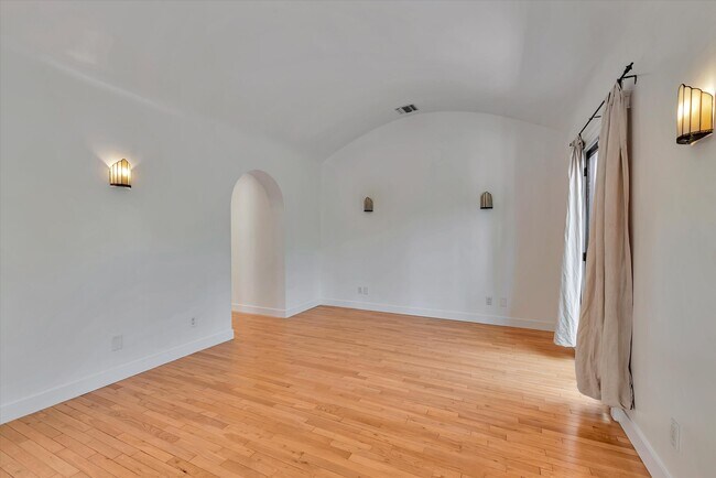 Foto del edificio - 7262 Willoughby Ave