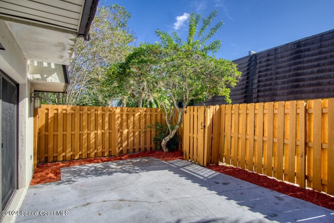 Foto del edificio - 2014 Vista Oaks Cir NE