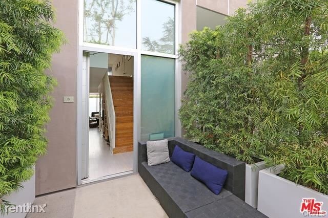 Foto del edificio - 7917 Willoughby Ave