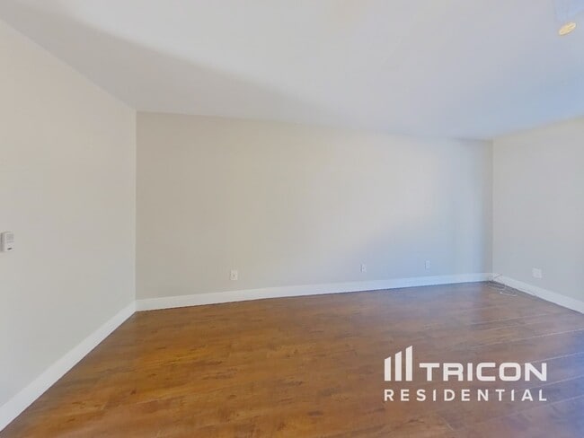 Building Photo - 1906 Radcliffe Dr N